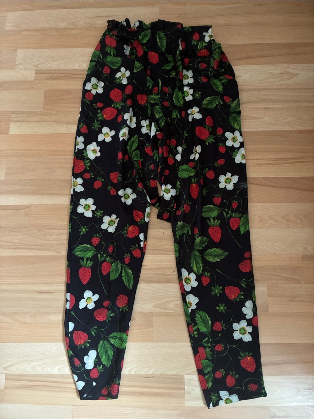 Pants with floral and fruit style